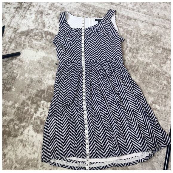 White House Black Market size 10 WHBM Zig Zag Tank Dress Chevron Fit-n- Flare - Picture 5 of 9